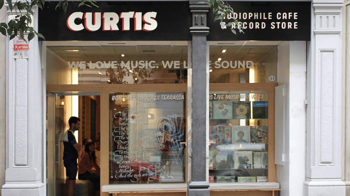 Un cliente disfrutando de un cóctel en un 'listening bar' con un equipo de sonido de alta fidelidad al fondo. (Fuente: El Periódico)