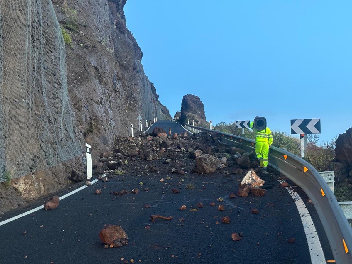 Operarios trabajan en la limpieza del barranco de Arguineguín tras el paso de la borrasca Therese (Fuente: El Periódico)