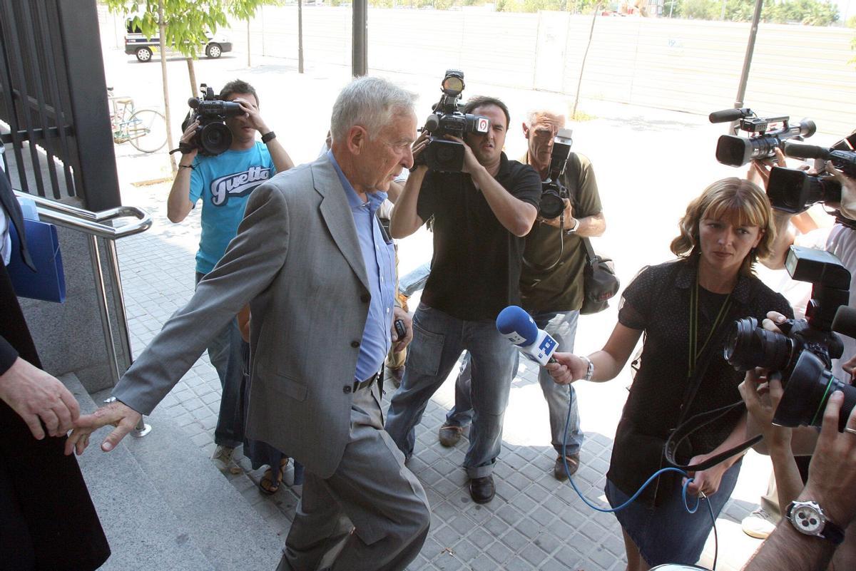 Profesores y alumnos del CEIP Lluis Vives de Massanassa participan en la huelga de profesorado en València (Fuente: El Periódico)