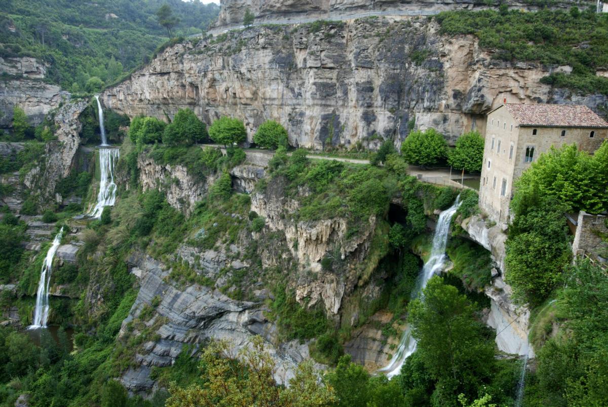Descubre el impresionante monasterio de Sant Miquel del Fai: visitas gratuitas y paisajes naturales