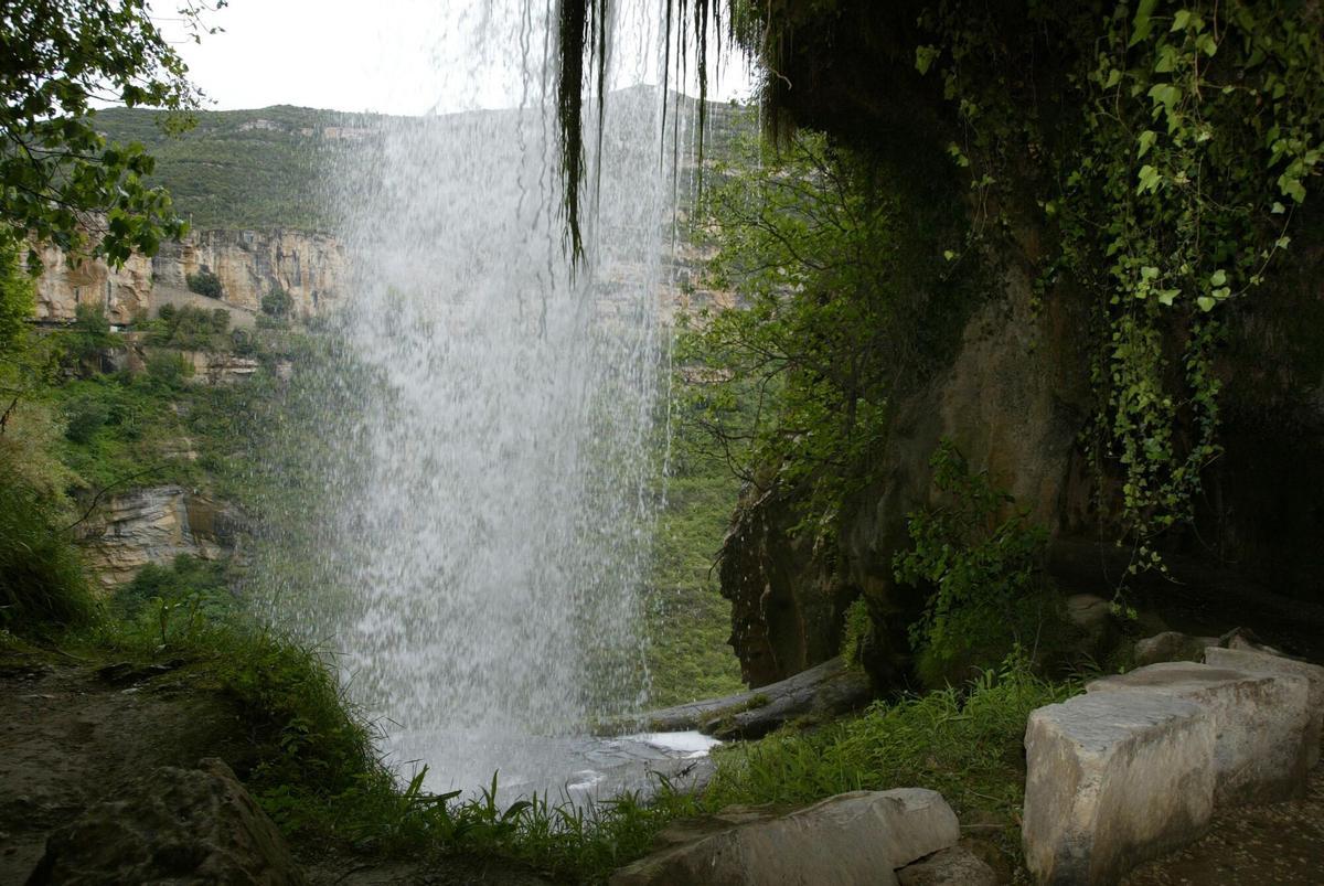 Vista del monasterio de Sant Miquel del Fai entre acantilados y saltos de agua (Fuente: El Periódico)