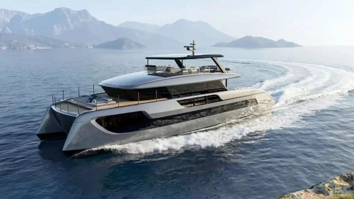 El tenista Carlos Alcaraz posa con su nuevo catamarán Sunreef Ultima 88 (Fuente: El Periódico)