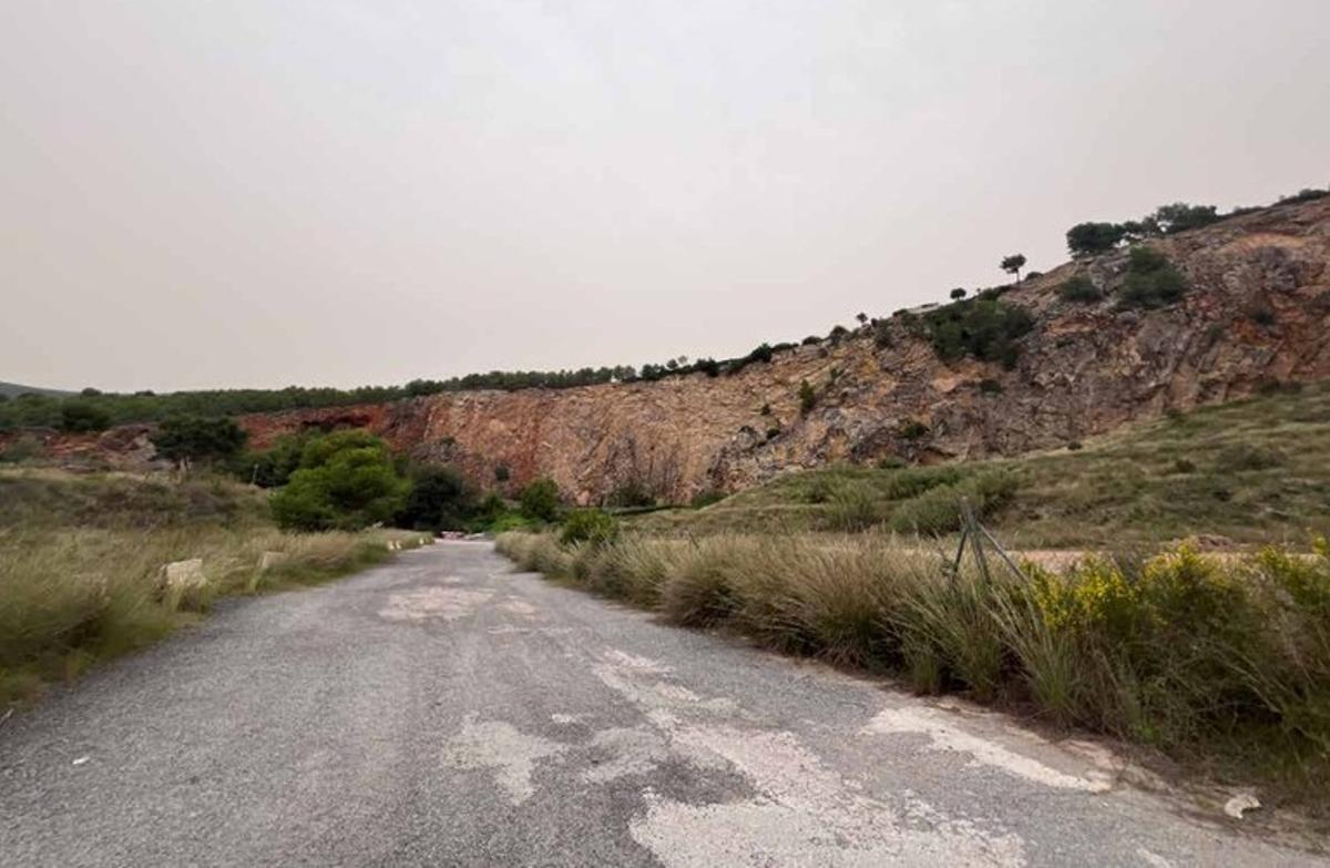 Vista aérea de la histórica cantera de Ca n'Aimeric en Castelldefels, con zonas verdes y espacios deportivos proyectados. (Fuente: El Periódico)