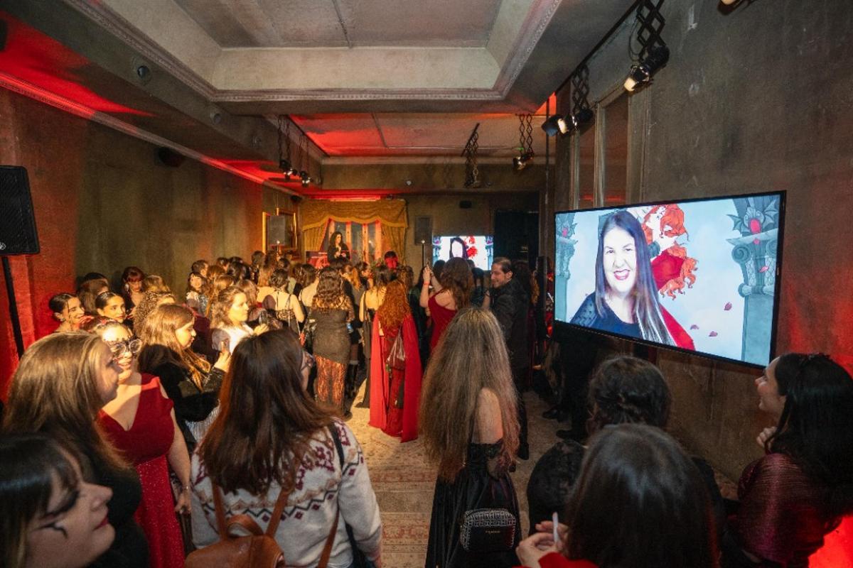 Briar Boleyn, autora de 'Sangre de dragón', sonriendo en una imagen de perfil (Fuente: El Periódico)