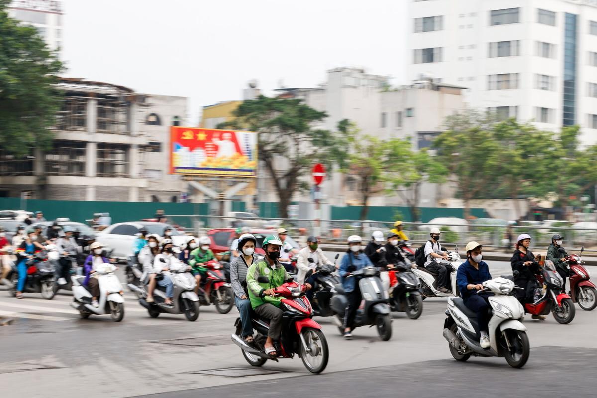 Motociclistas en Bangkok, Tailandia, esperan en una gasolinera para repostar el 26 de marzo de 2026, mientras los precios del combustible aumentan debido a la escalada del conflicto en Oriente Medio. (Fuente: El Periódico Internacional)