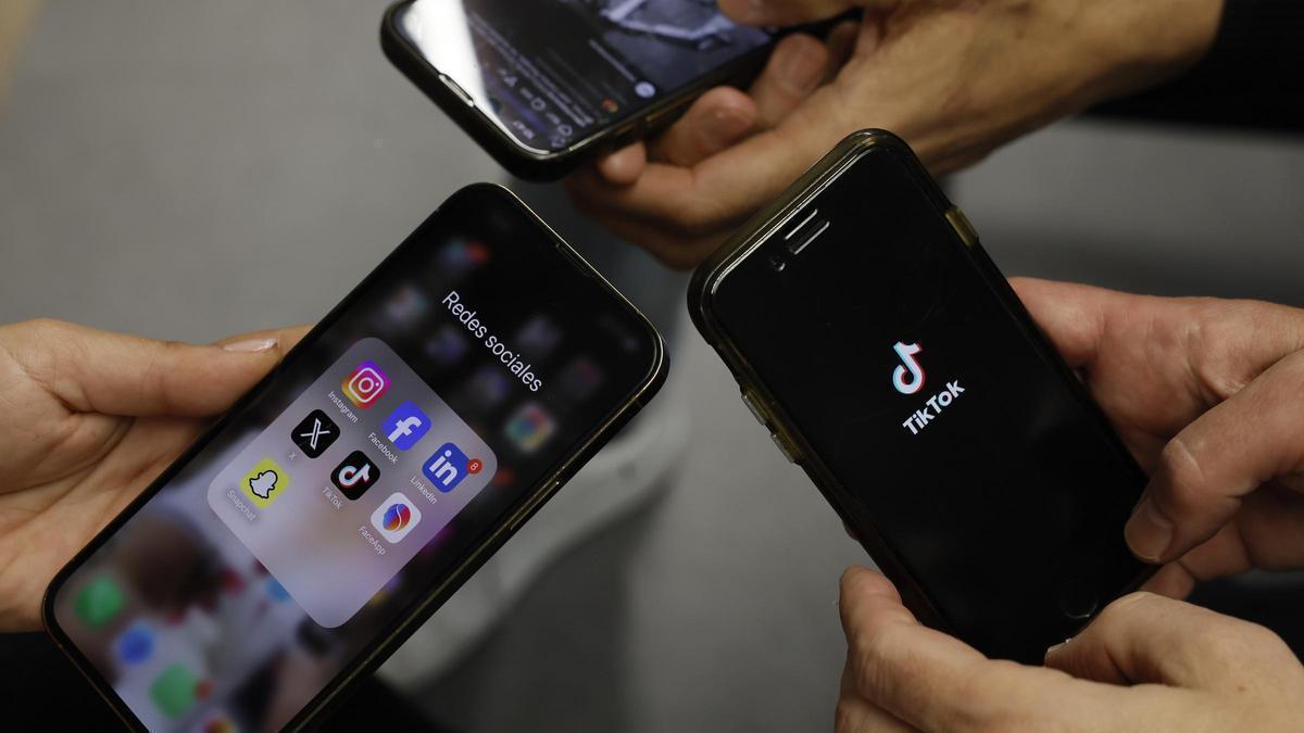 Francia prohíbe el acceso a redes sociales para menores de 15 años