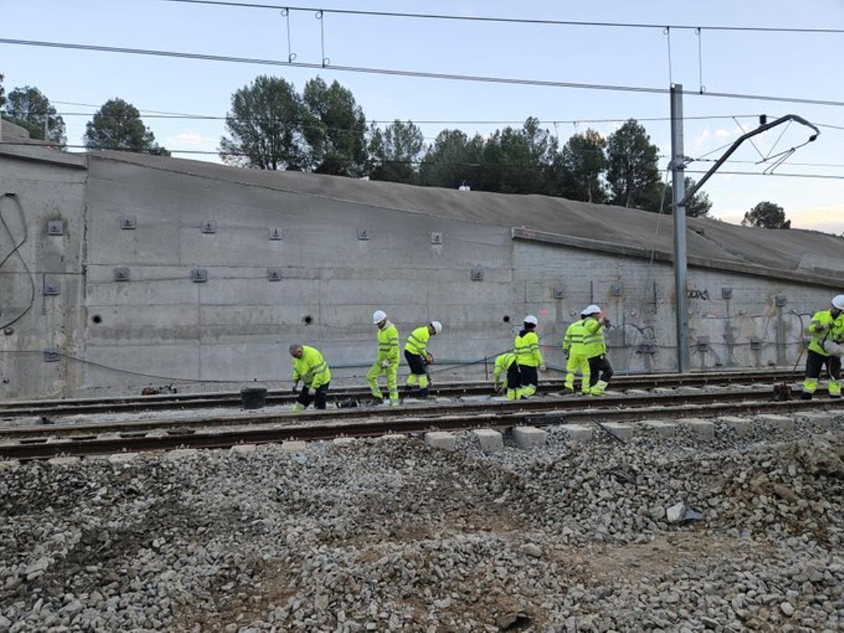 Trabajos de refuerzo en el talud de la AP-7 derrumbado sobre las vías de la línea R4 de Cercanías de Renfe en Gelida (Fuente: El Periódico)