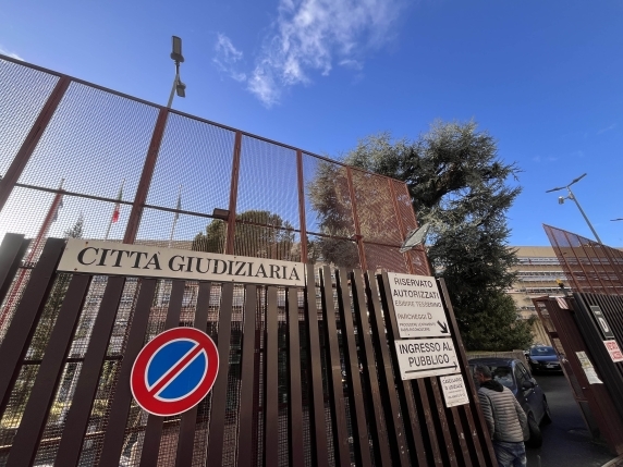 Drogaba a su hijo y lo abusaba: 10 años de cárcel para la madre y su amante