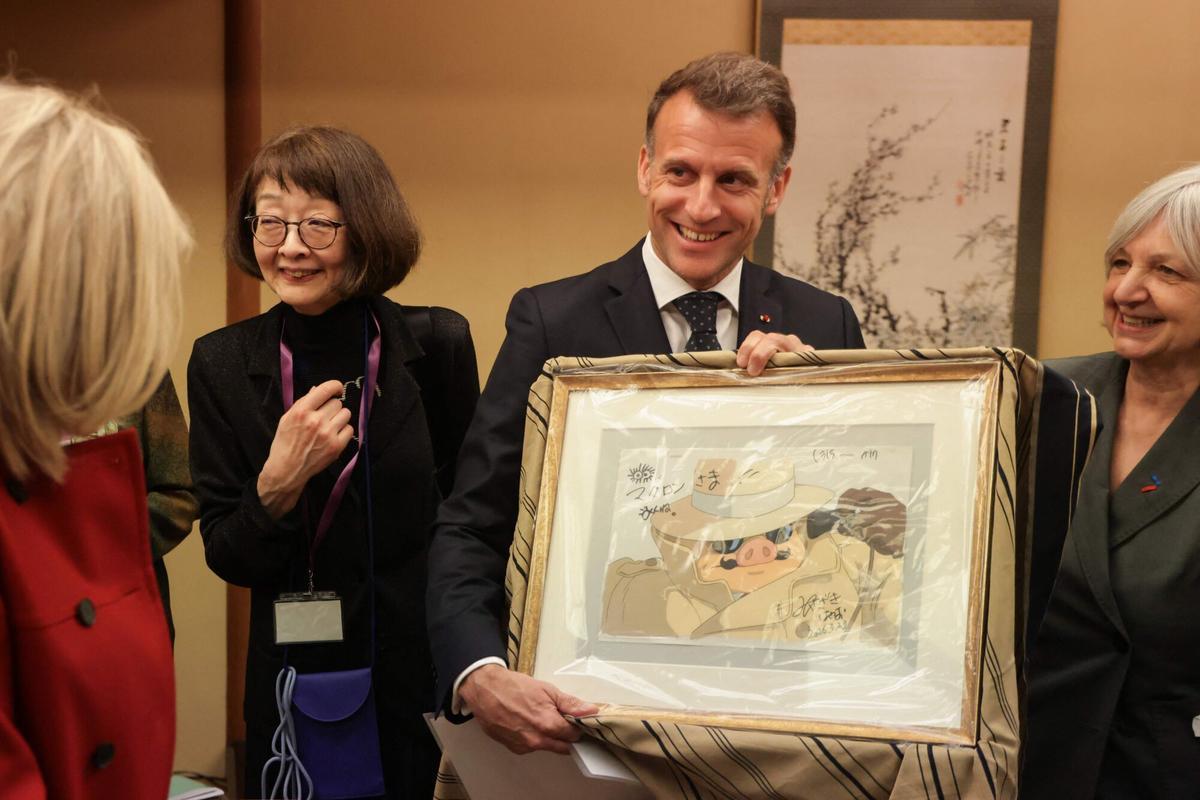 Macron recibe un dibujo de Porco Rosso de Hayao Miyazaki en Tokio