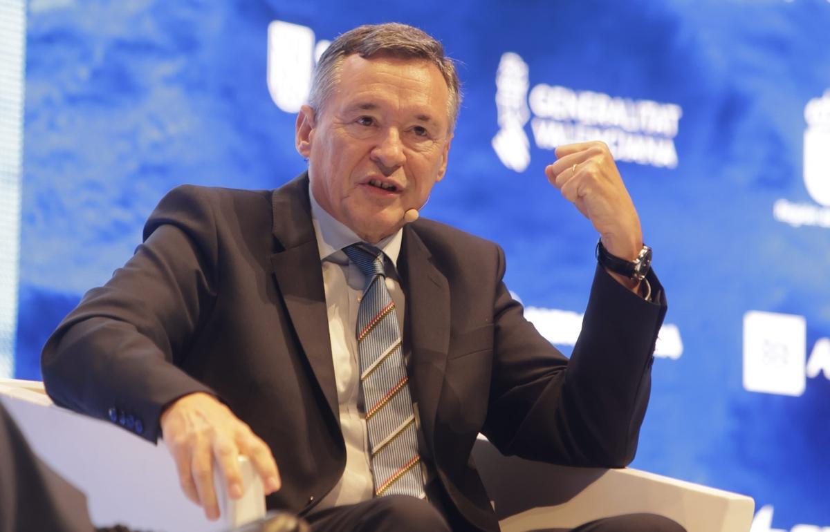 Ángel Simón, exconsejero delegado de CriteriaCaixa, será el nuevo presidente de Indra