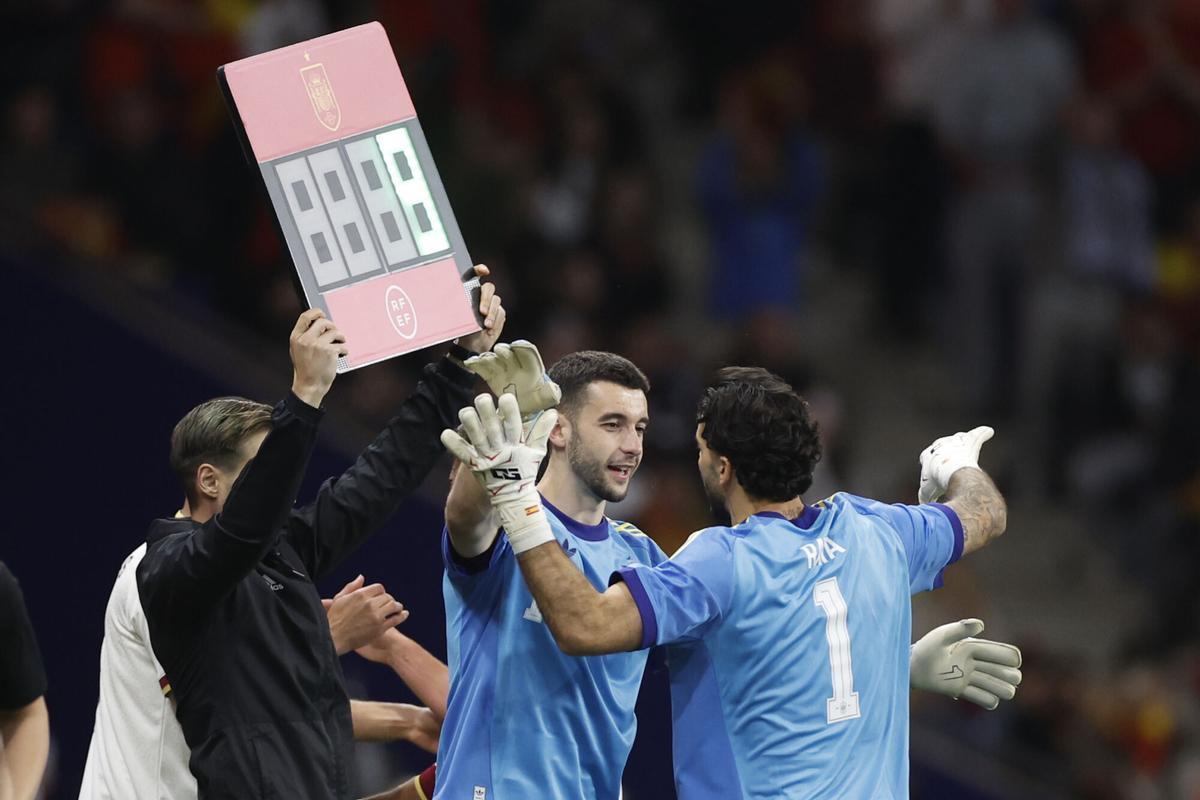 El seleccionador español, Luis de la Fuente, durante un partido amistoso contra Egipto. (Fuente: El Periódico)