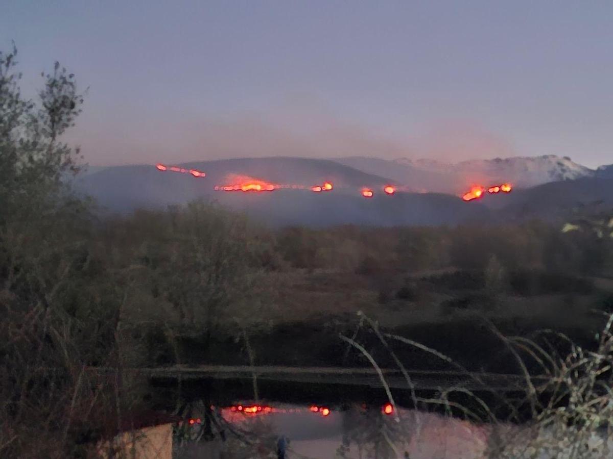 Incendio forestal en Losar de la Vera: 880 hectáreas afectadas en Extremadura