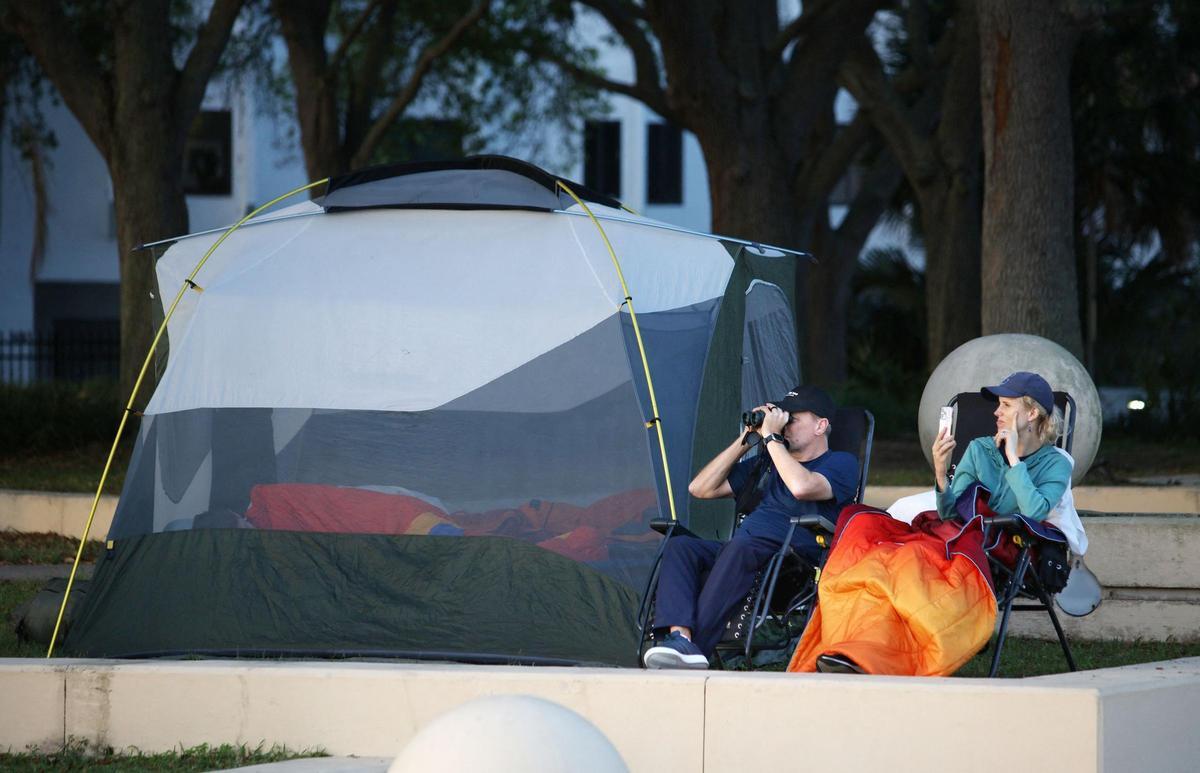 Entusiastas del espacio observan el amanecer en Titusville, Florida, a la espera del despegue del SLS de la misión Artemis II (Fuente: El Periódico)