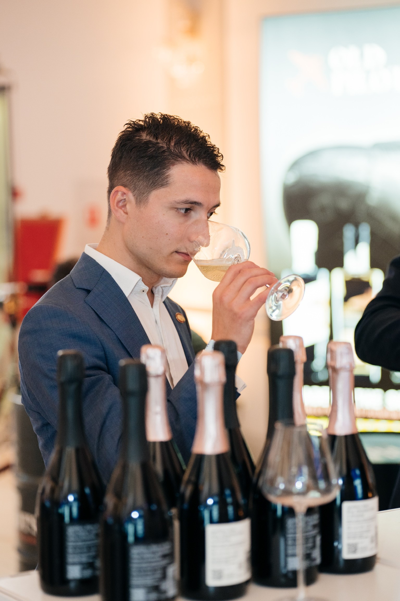 Tony Lécuroux, Master Sommelier 2025, degustando vinos en los premios Bacchus 2026 (Fuente: El Mundo)