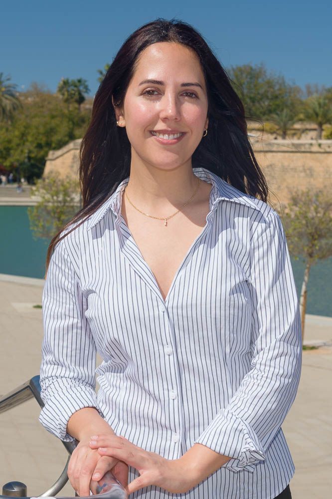 Un joven profesional trabajando en una cafetería de la playa de Talamanca, en Ibiza. (Fuente: El Mundo)