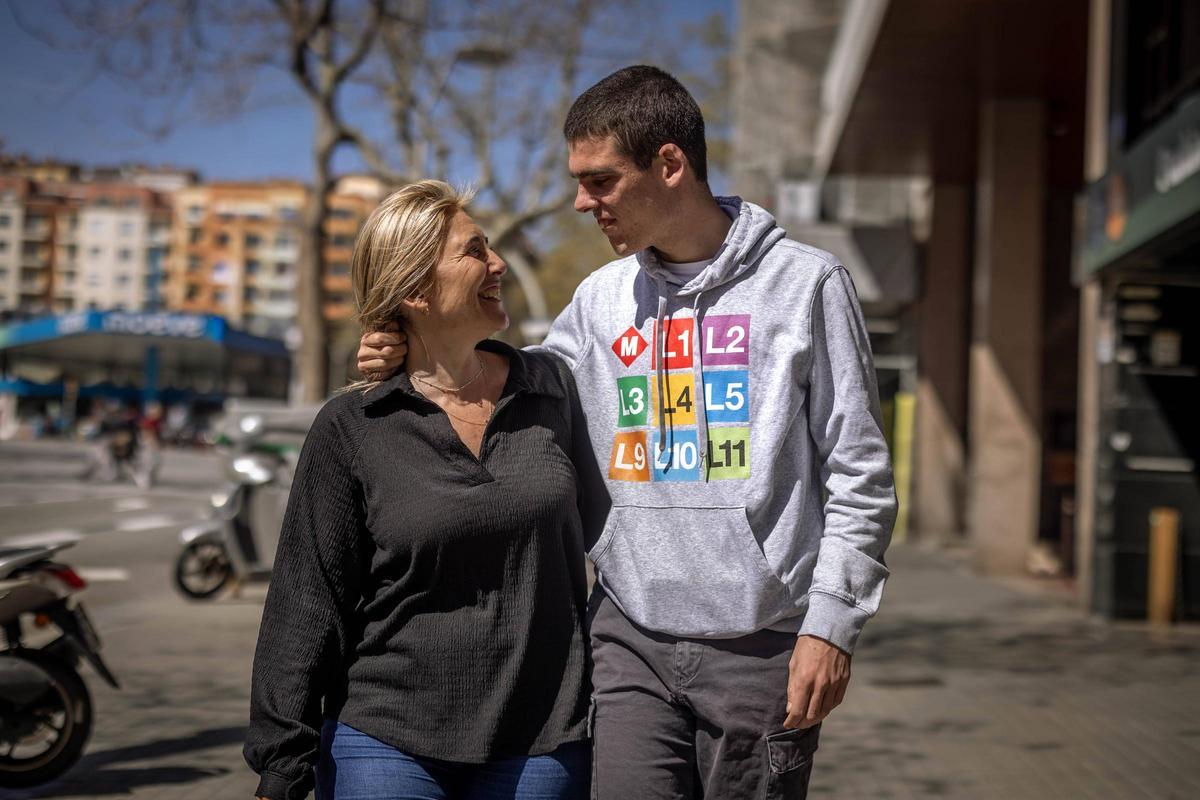 Katty Gómez y su hijo Raúl posan para una foto en Barcelona, mostrando su determinación y amor por la inclusión. (Fuente: El Periódico)