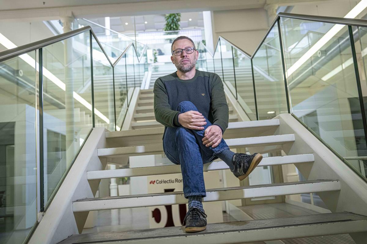 Vidal Aragonés en su despacho de abogado, reflexionando sobre su experiencia en la política. (Fuente: El Periódico)