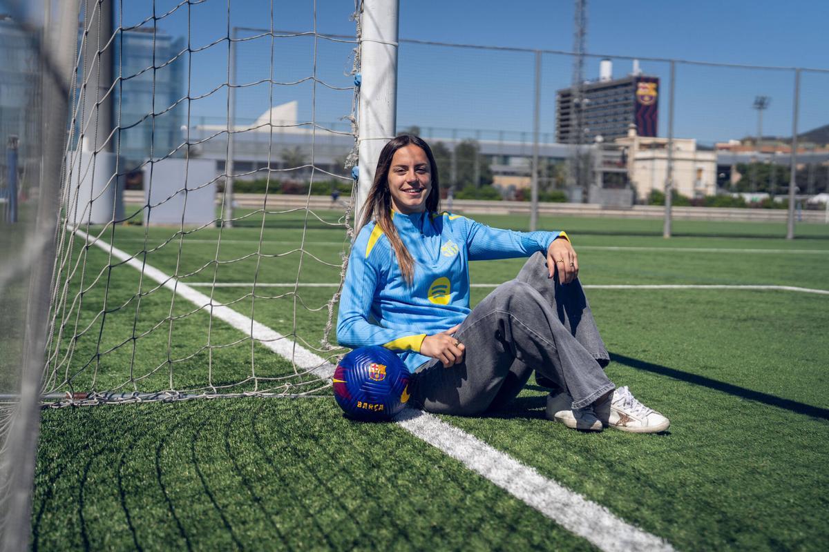 Clara Serrajordi, jugadora del FC Barcelona femenino, sonriendo en una entrevista. (Fuente: El Periódico)