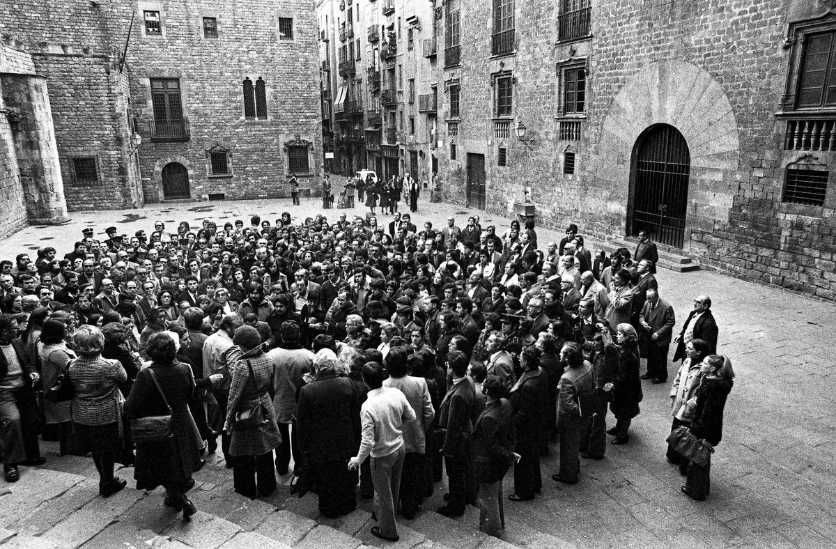 Bomberos de Barcelona en huelga y en procesión por la calle en febrero de 1976 (Fuente: El Periódico)