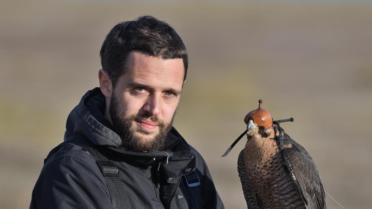 Halconero en el aeropuerto de Barcelona: 'Evitar un accidente aéreo es muy satisfactorio'