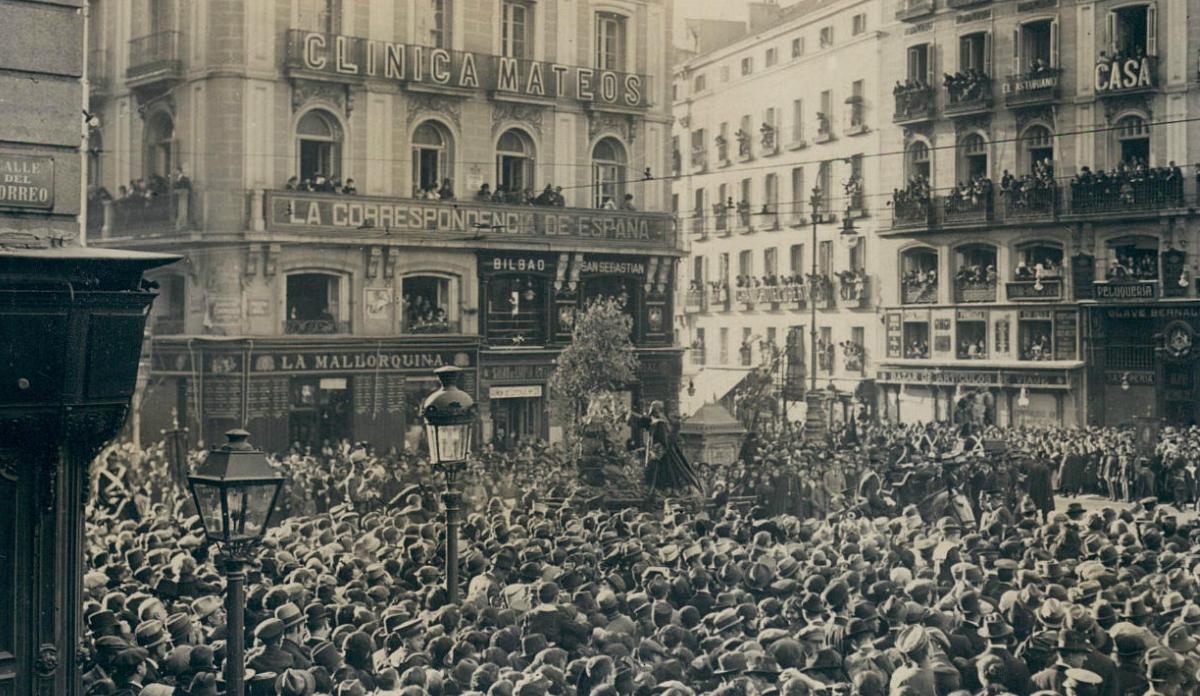Una procesión de la Semana Santa en Madrid, con imágenes de la Virgen de la Soledad y el Cristo de la Fe. (Fuente: El Periódico)