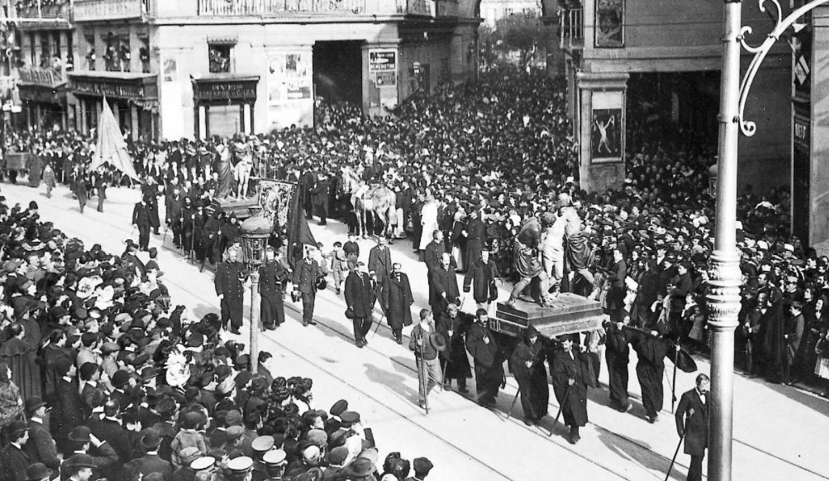 La Plaza Mayor de Madrid durante la Semana Santa, con personas de todas las edades y escalas sociales. (Fuente: El Periódico)