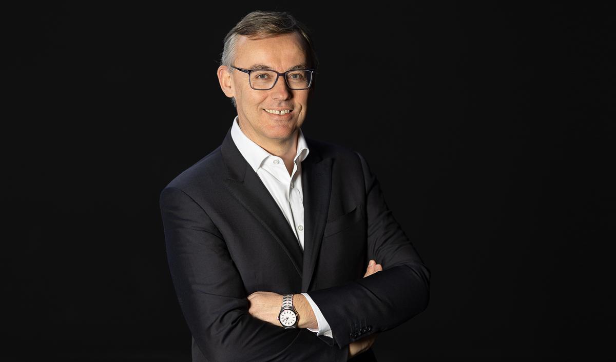 El CEO de Peugeot, Alain Favey, presenta el nuevo motor turbo de 1.0 litros (Fuente: El Periódico)
