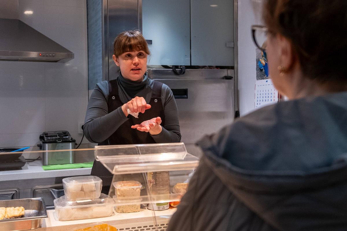 Adriana Masclans, integrante de la sexta generación de una familia de bacaladeros, en su parada del mercado de la Concepció. (Fuente: El Periódico)