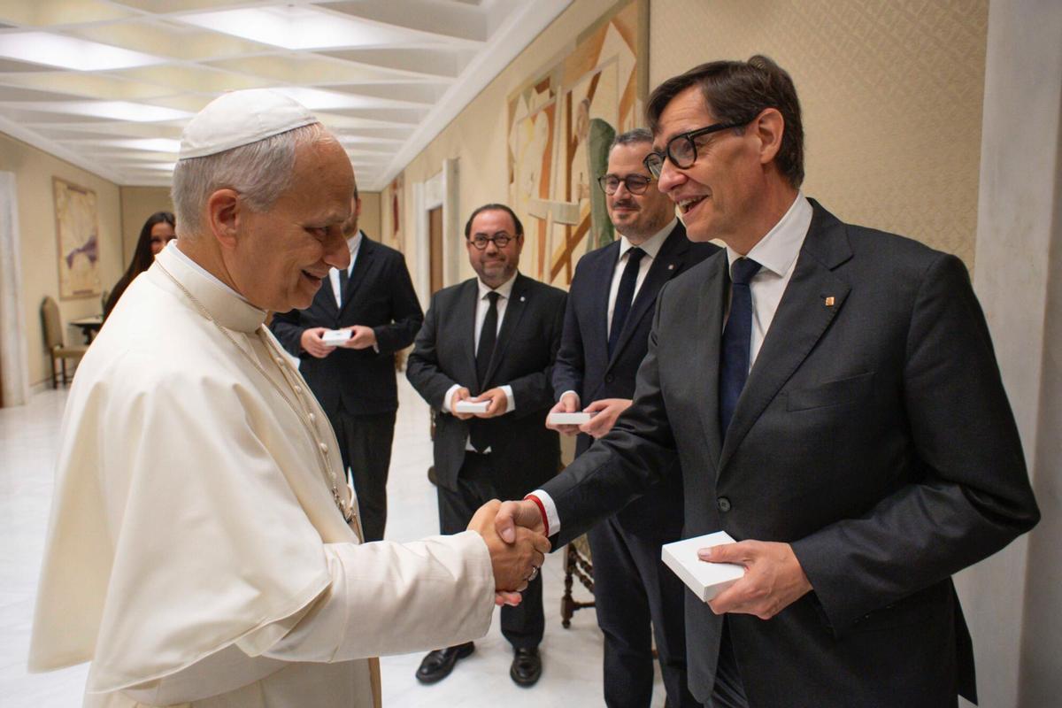 El Papa León XIV se reúne con el presidente de la Generalitat, Salvador Illa, en el Vaticano. (Fuente: El Periódico)