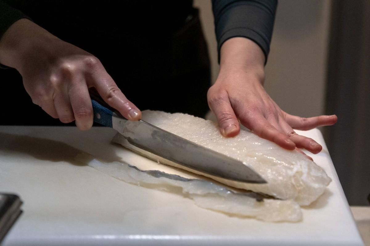 Adriana Masclans atiende a una clienta en el mercado de la Concepció. (Fuente: El Periódico)