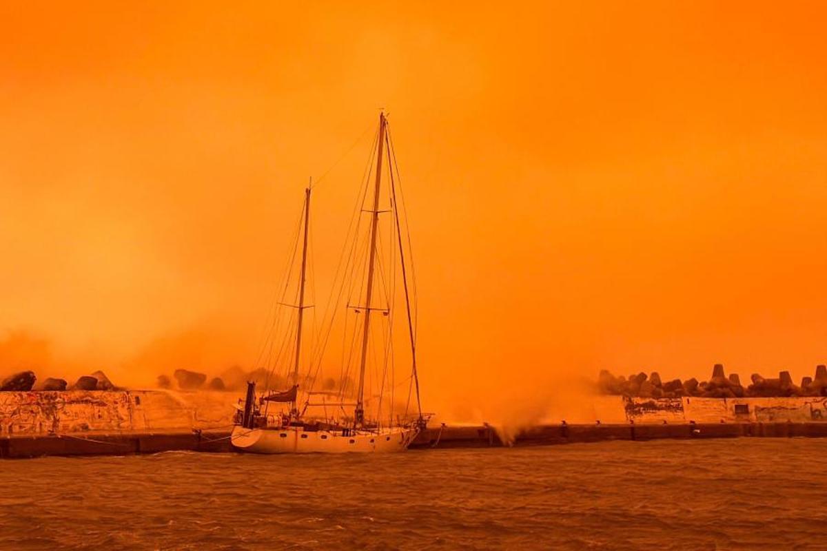 La ciudad de Heraclión en Creta cubierta de polvo rojo procedente del Sahara (Fuente: El Periódico)
