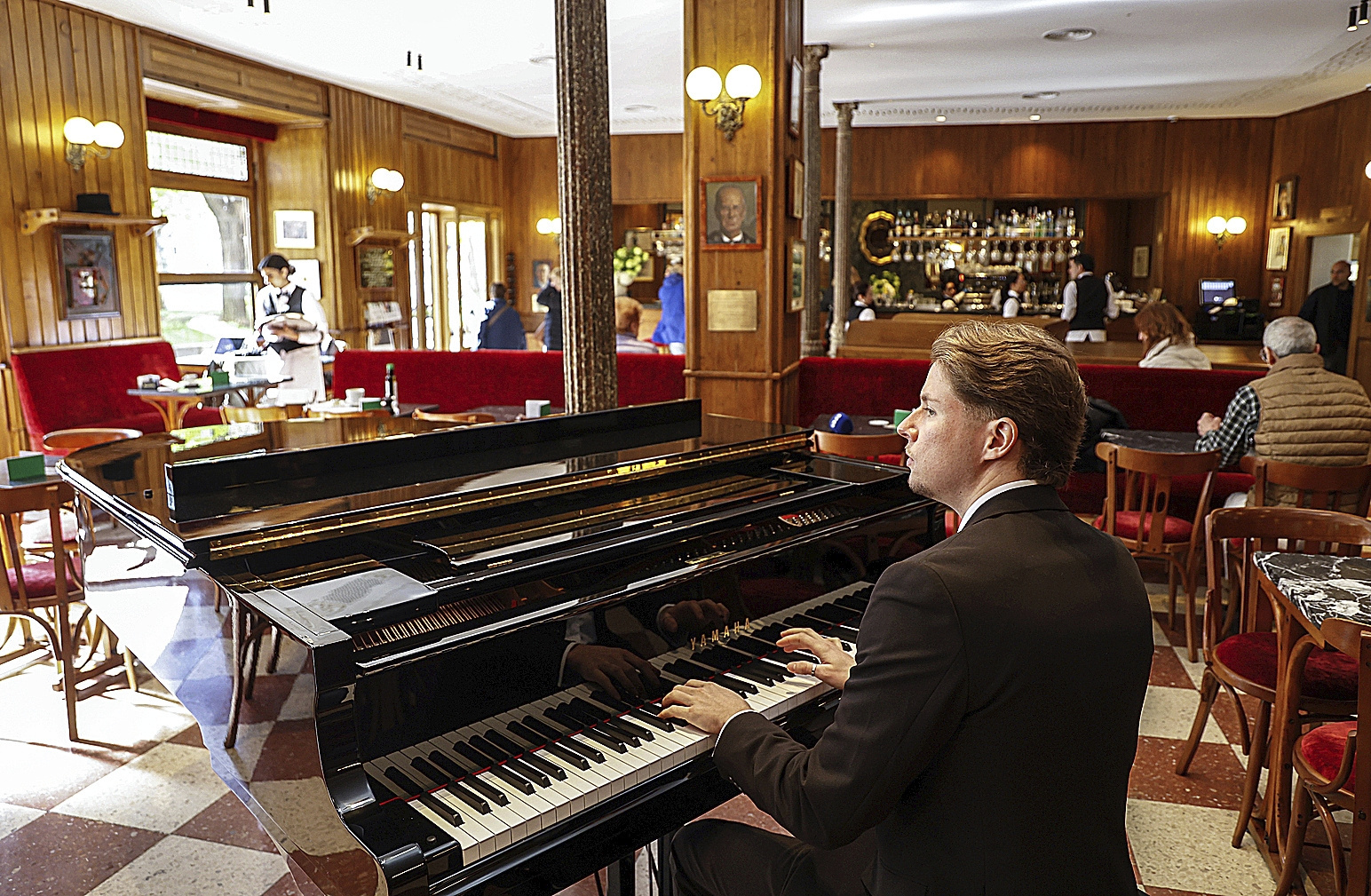 El Café Gijón de Madrid reabre con un giro estadounidense: propinas incluidas