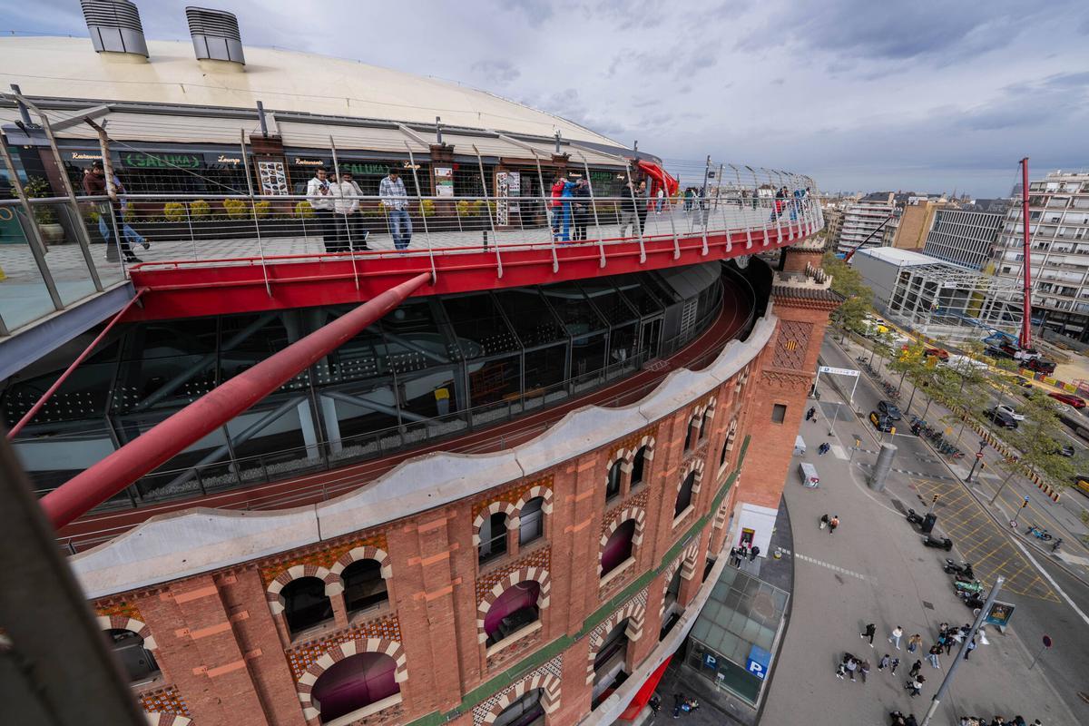Interior del centro comercial Arenas Barcelona, con una variedad de tiendas y servicios. (Fuente: El Periódico)