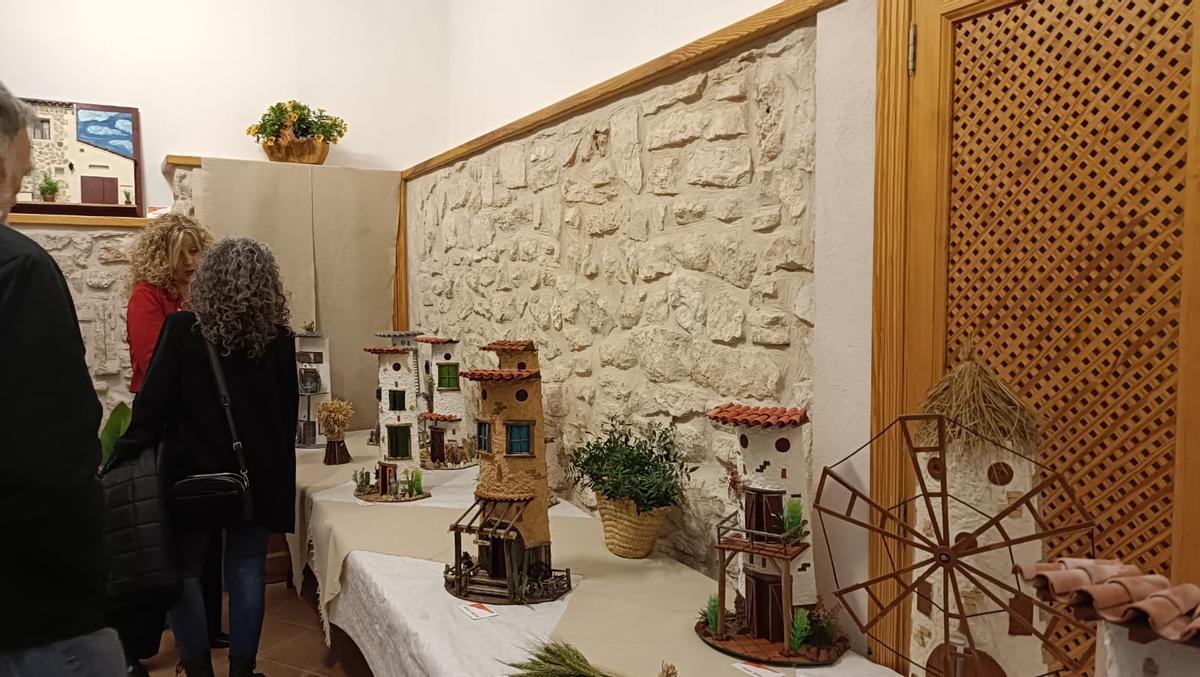 Toni Mora trabajando en una de sus tejas convertidas en arte (Fuente: El Periódico)