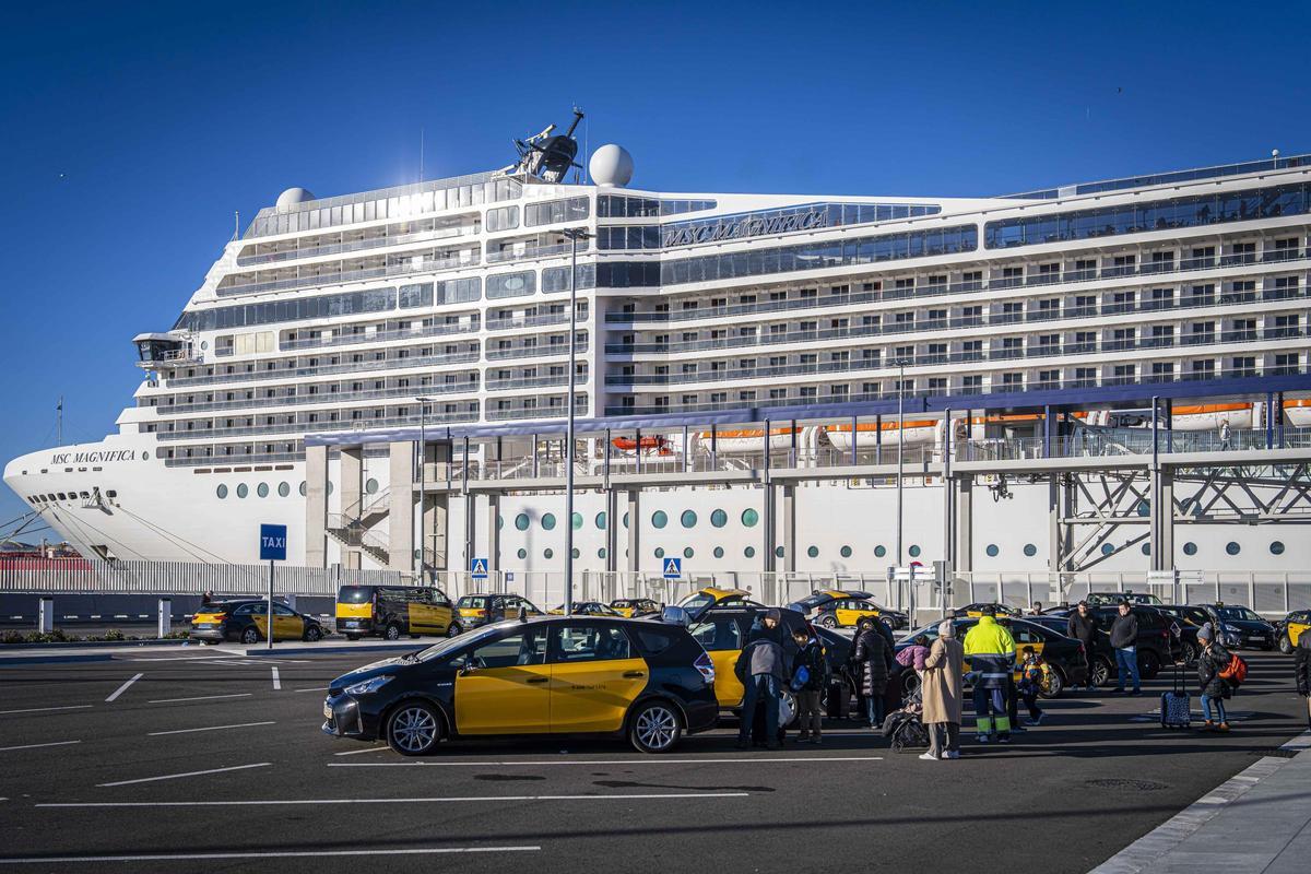 Turistas en el Hotel Majestic de Barcelona, con un letrero que indica la entrada en vigor de la nueva tasa turística. (Fuente: El Periódico Economía)