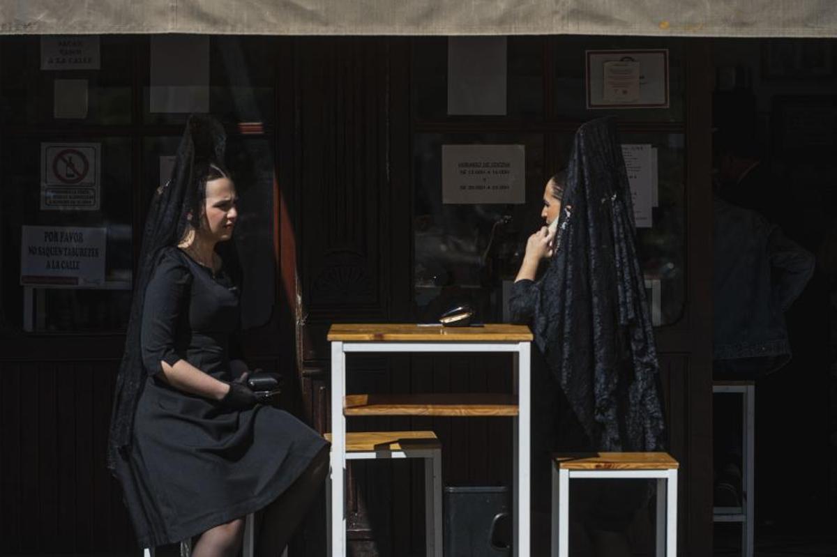 Momento de reflexión y devoción durante las celebraciones de Jueves Santo. (Fuente: El Periódico)