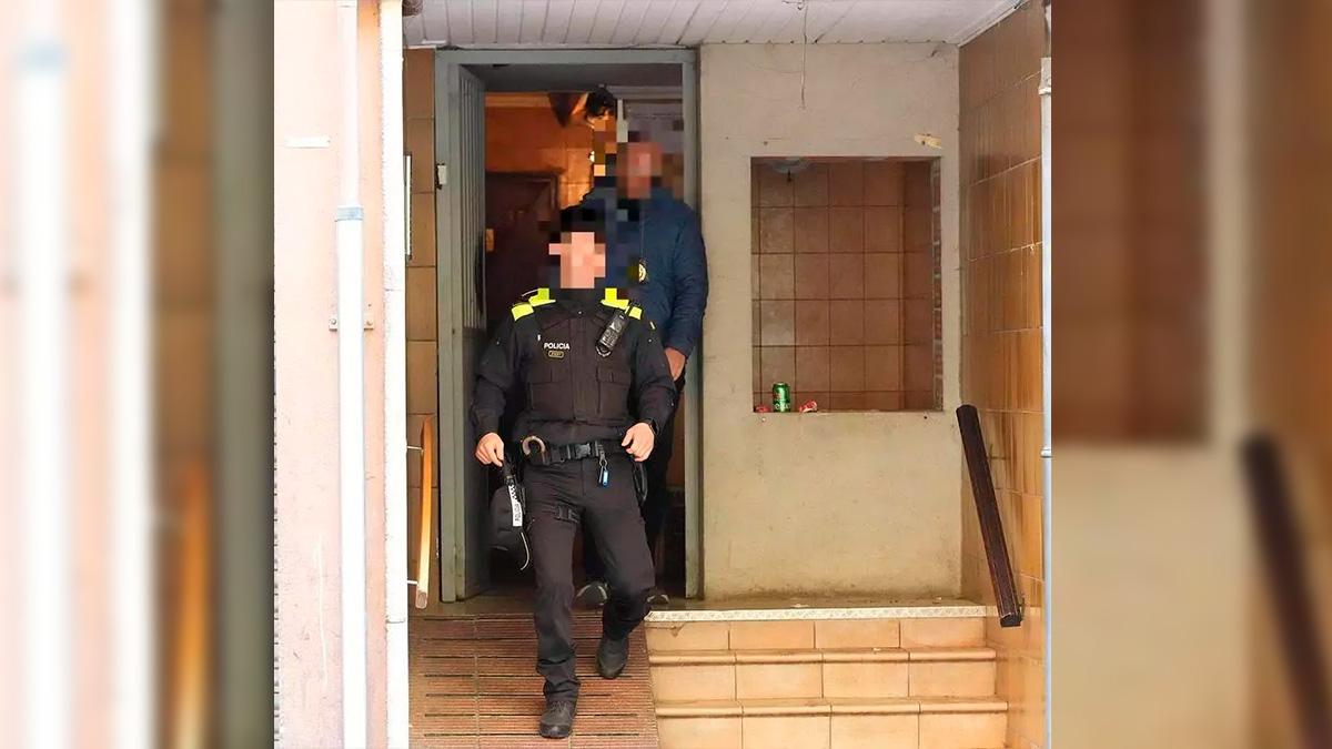 Imagen del registro en el piso de Salt, donde se desmanteló un punto de venta de droga. (Fuente: El Periódico)