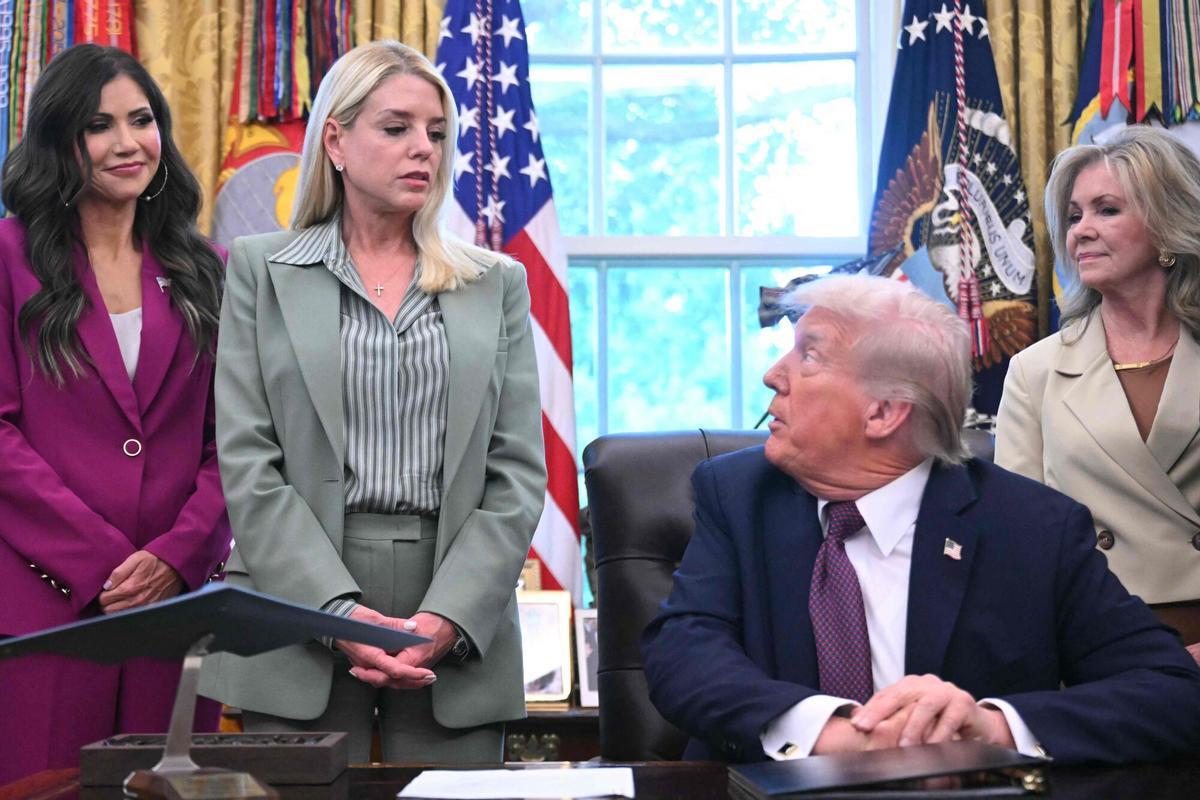 El presidente de Estados Unidos, Donald Trump, anuncia la destitución de la fiscal general, Pam Bondi (Fuente: El Periódico)