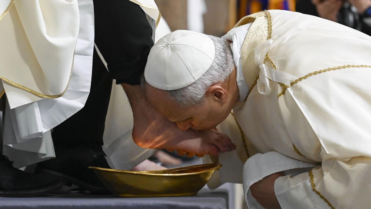 El Papa León XIV retoma la tradición de lavar los pies a sacerdotes en Jueves Santo