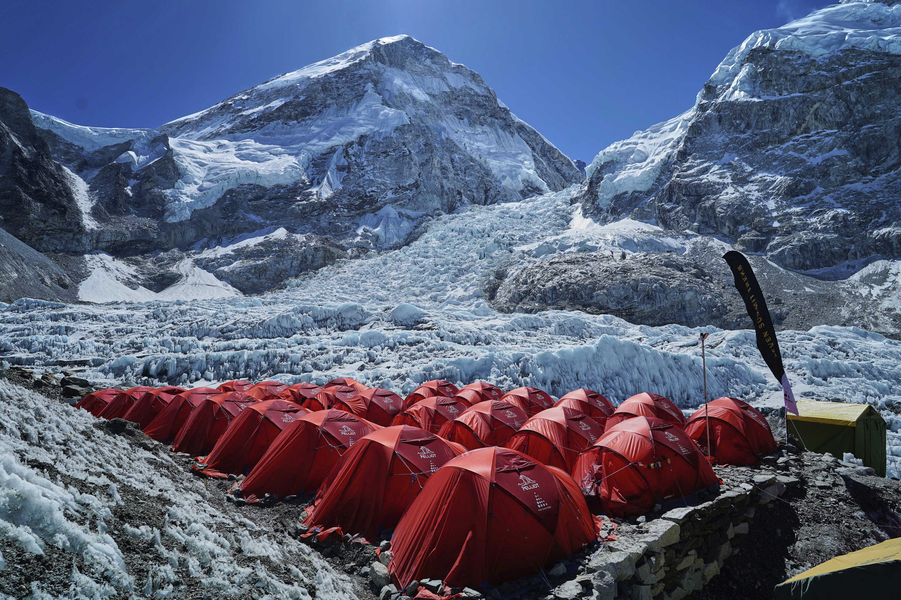 Nepal estrena normas para salvar al Everest: ¿serán suficientes para evitar colas y tragedias?