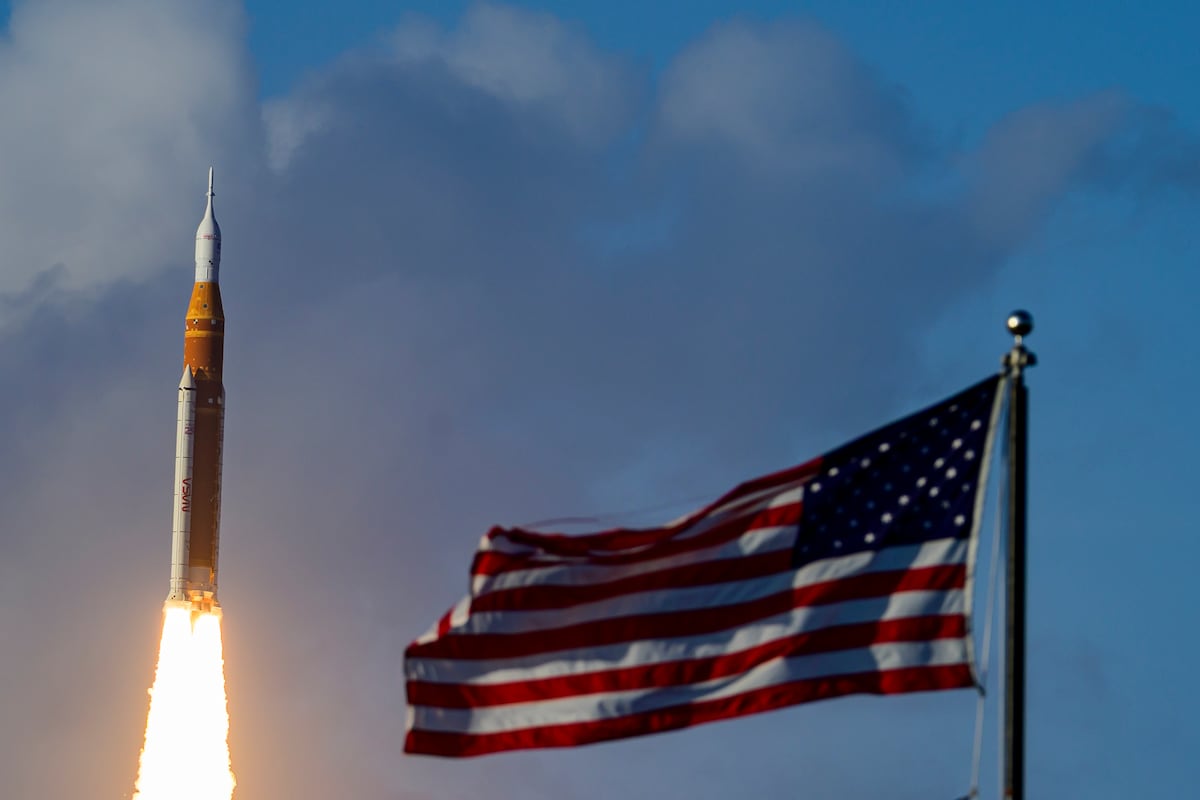 La carrera lunar de los magnates tecnológicos: ambición y negocios en la misión Artemis