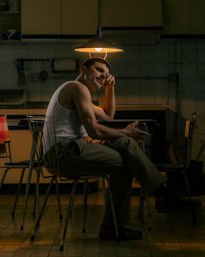 Rodrigo Cuevas en su estudio de grabación en L'Infiestu, Asturias (Fuente: El País)