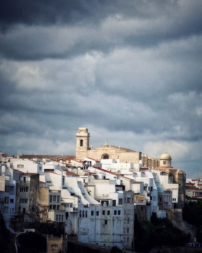 Imagen de la playa de Son Bou, con su arena fina y agua turquesa, un destino popular para aquellos que buscan disfrutar del sol y el mar en Menorca. (Fuente: El País)