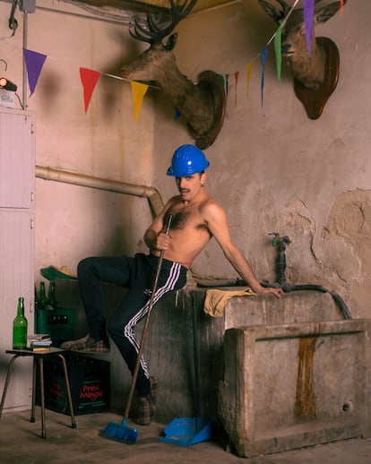 El músico asturiano Rodrigo Cuevas durante la grabación de su disco 'Manual de belleza' (Fuente: El País)