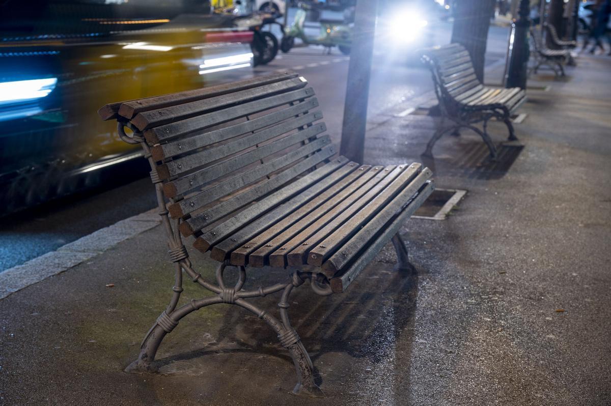 Bancos en el paseo de Gràcia, Barcelona, ejemplo de mobiliario urbano de calidad. (Fuente: El Periódico)