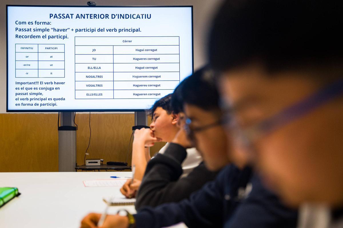 Alumnos de los talleres de catalán en el centro cívico Palmira Domènech de El Prat (Fuente: El Periódico)