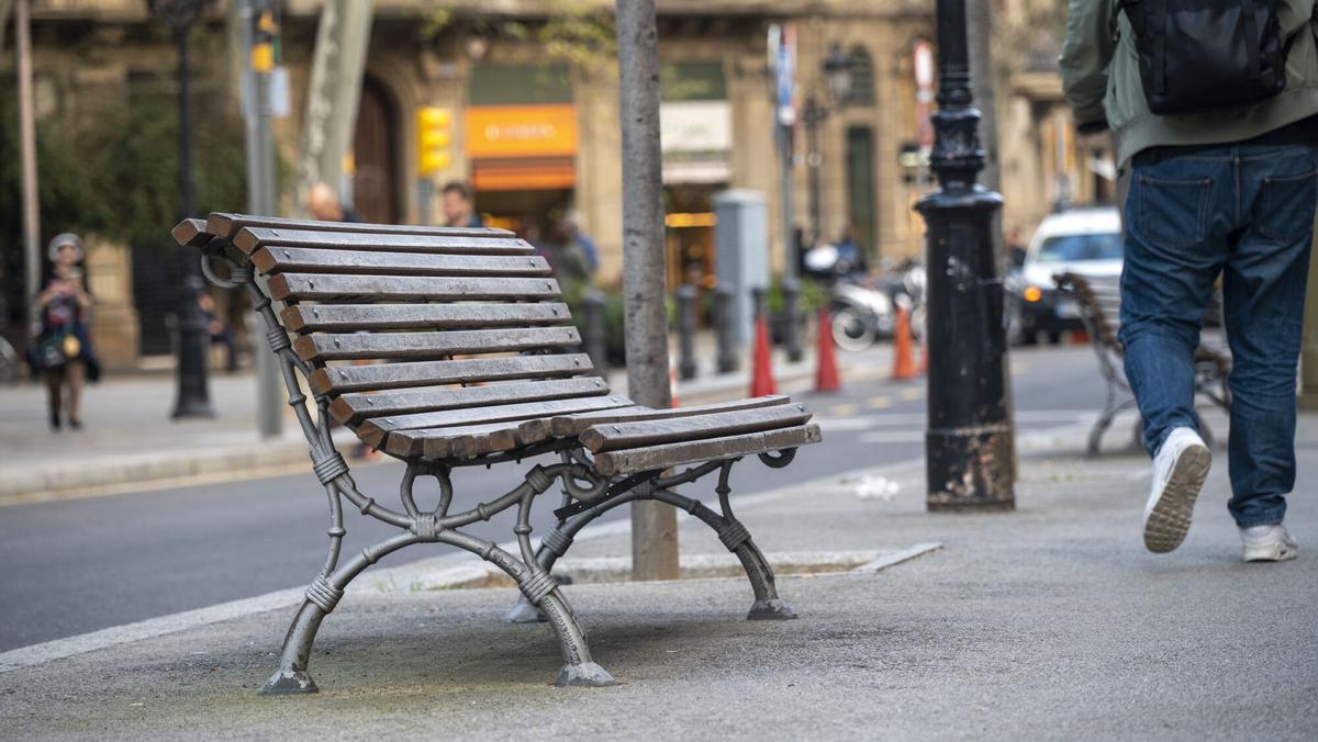 Banco 'Romántico' en la Rambla de Catalunya de Barcelona (Fuente: El Periódico)