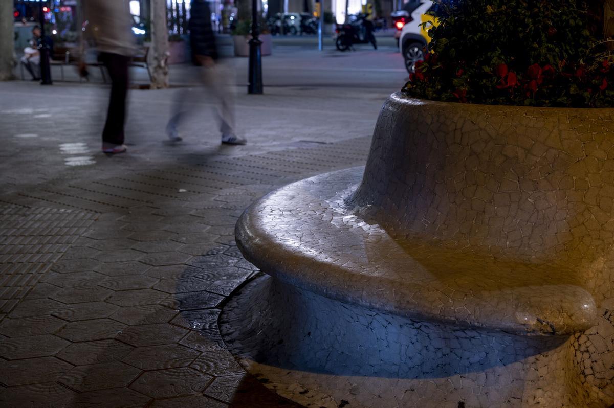 Bancos modelo romántico en la Rambla de Catalunya, Barcelona, mostrando variedad en el diseño urbano. (Fuente: El Periódico)