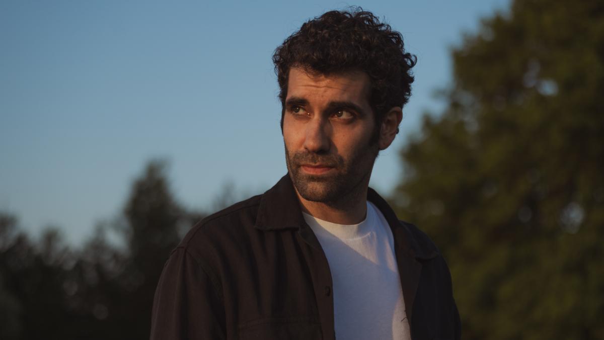 Tamar Novas y Clara Lago en el rodaje de 'Clanes', con un entorno que refleja la complejidad de sus personajes. (Fuente: El Periódico)