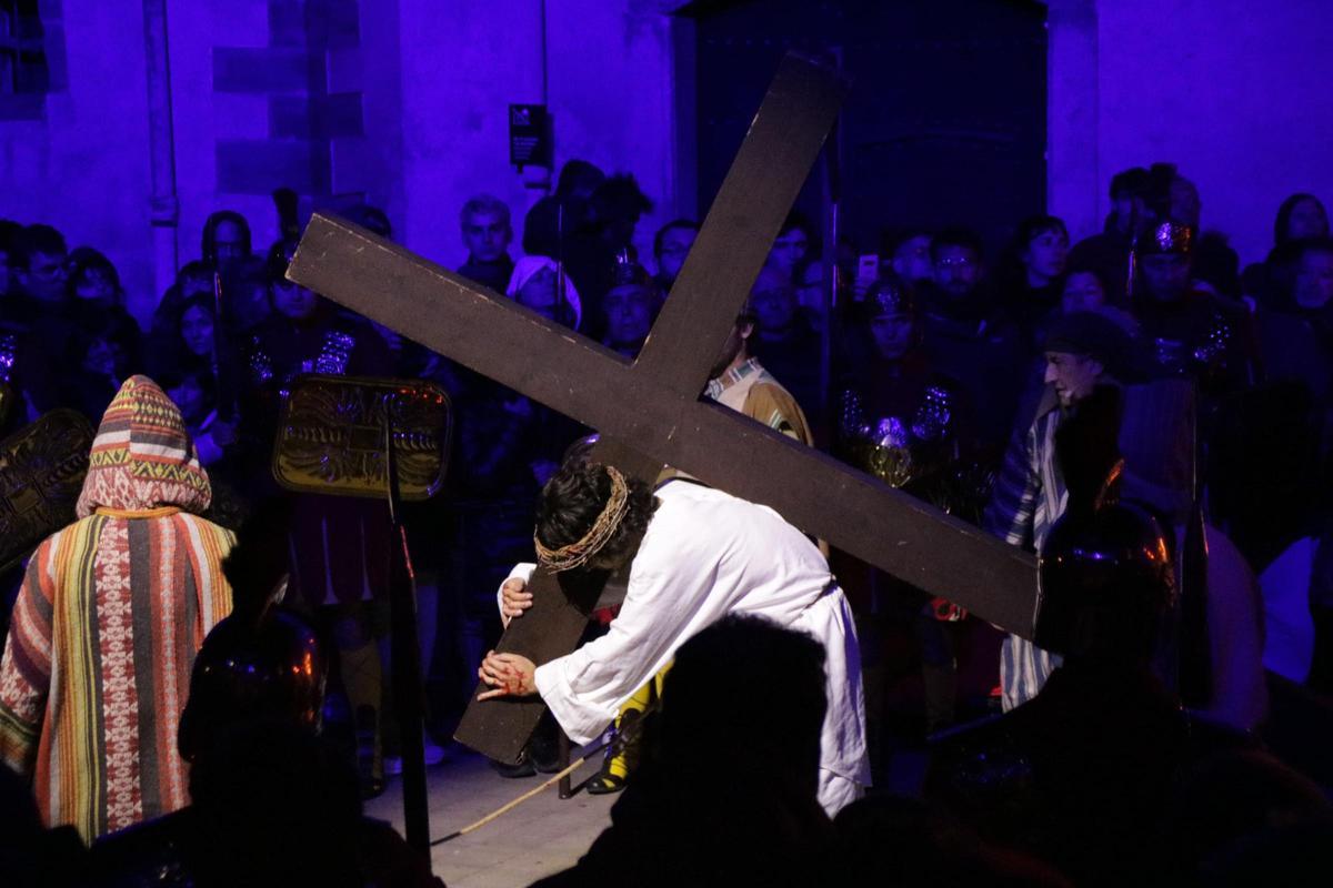 La Danza de la Muerte desfila por las calles de Verges en una procesión marcada por el viento (Fuente: El Periódico)